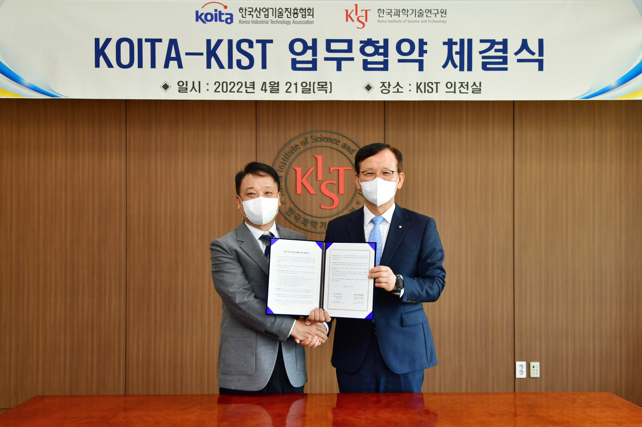 윤석진(오른쪽) KIST 원장과 마창환 KOITA 상임부회장이 협약서에 서명을 한 후, 기념촬영을 하고 있다. [KIST 제공]