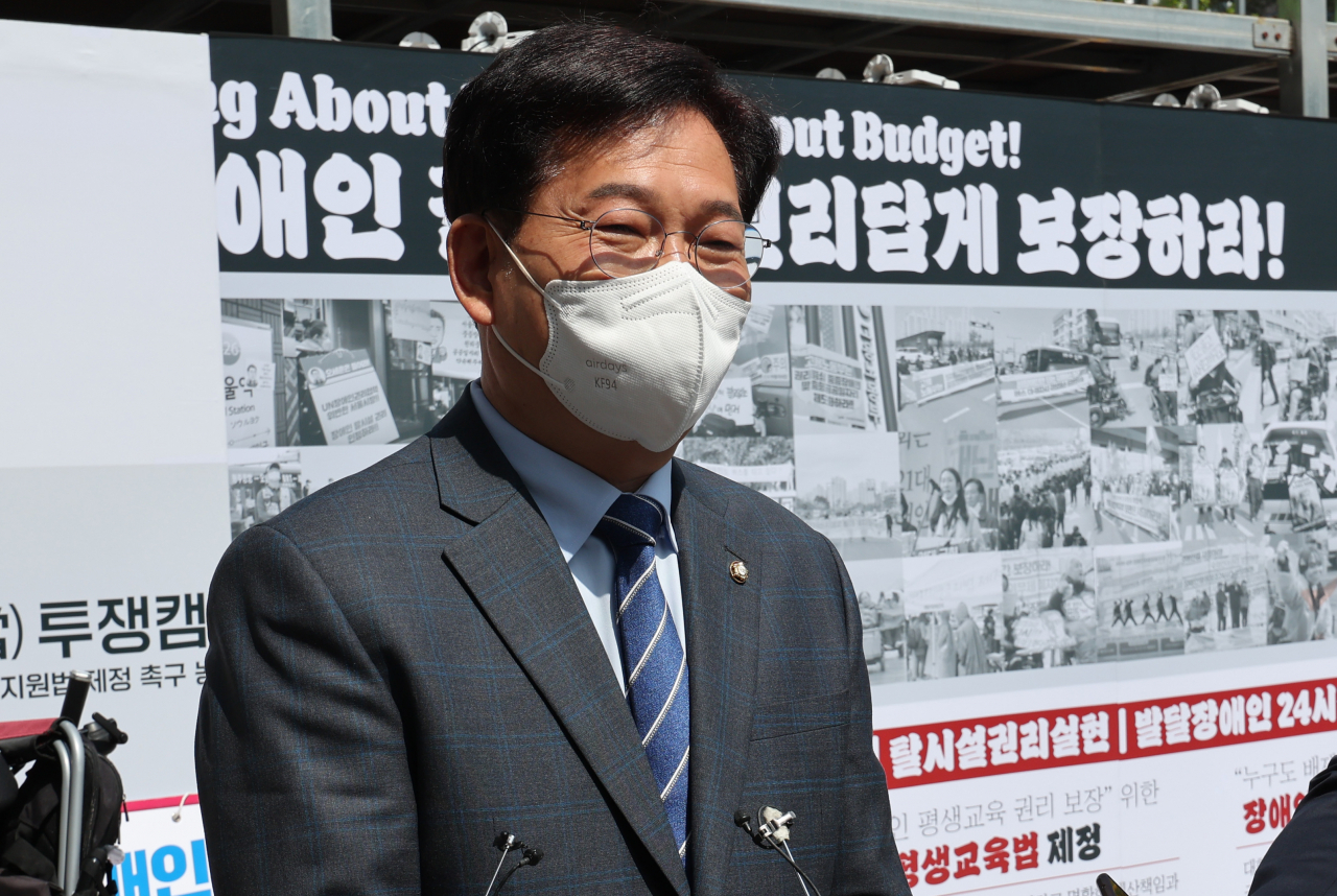 더불어민주당 송영길 전 대표가 20일 서울시 여의도 이룸센터 앞에서 당내 서울시장 공천 관련 취재진의 질문에 답변하고 있다. [연합]