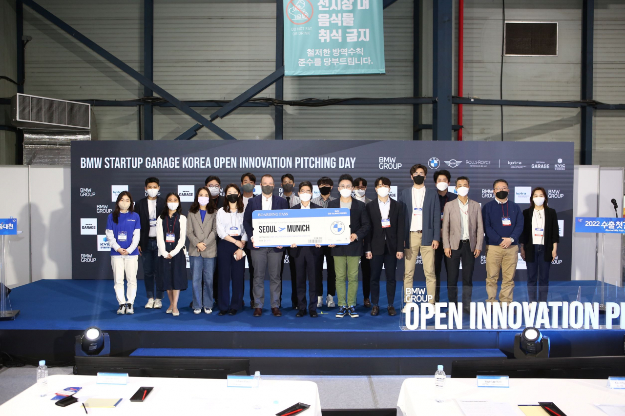 코트라와 한국벤처투자, BMW 스타트업 개러지 코리아 참석기업들이 ‘BMW 오픈이노베이션 피칭데이’ 이후 기념사진을 촬영하고 있다. [코트라 제공]