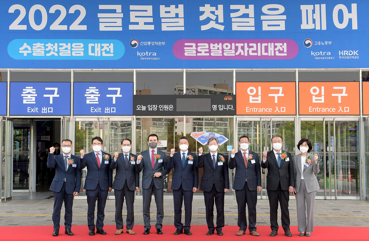 유정열 코트라 사장(왼쪽 6번째)이 ‘2022 글로벌 첫걸음 페어’ 개막 후 김윤태 중소중견기업본부장(맨 왼쪽), 박재영 산업통상자원부 무역정책관(왼쪽 3번째), 김학도 중소벤처기업진흥공단 이사장(왼쪽 5번째), 김영중 고용노동부 고용정책실장(왼쪽 7번째), 어수봉 산업인력공단 이사장(왼쪽 8번째)과 기념촬영을 하고 있다. [코트라 제공]