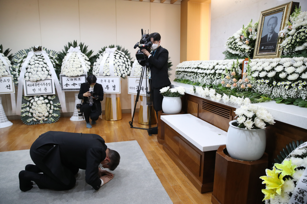 문재인 대통령이 21일 서울 서초구 서울성모병원 장례식장에 마련된 고 한승헌 전 감사원장 빈소를 찾아 조문하고 있다. 연합뉴스