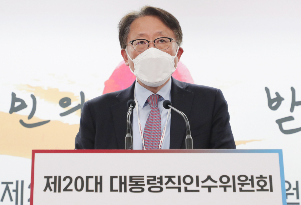 신성환 대통령직인수위원회 경제1분과 인수위원이 21일 서울 종로구 통의동 인수위 기자회견장에서 ‘주택연금 활성화’ 관련 브리핑을 하고 있다. [연합]