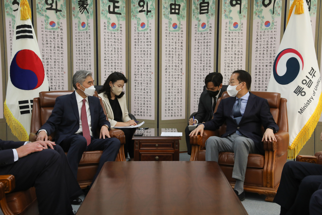 권영세 통일부 장관 후보자가 21일 오전 서울 종로구 남북회담본부에서 성 김 미국 국무부 대북특별대표를 접견하고 있다. [통일부 제공]