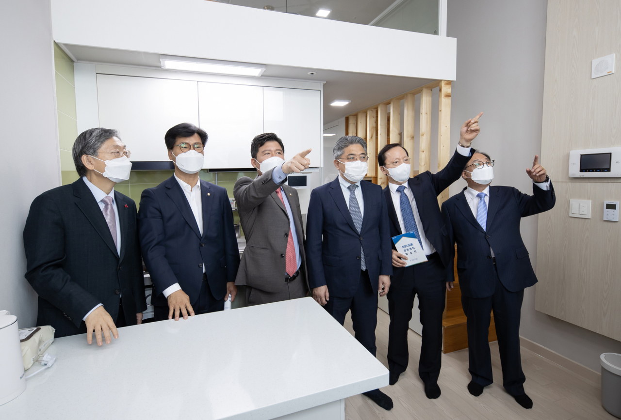 21일 경상북도 구미시에 위치한 ‘삼성 희망디딤돌’ 경북센터에서 관계자들이 자립준비 청소년이 거주할 공간을 둘러보고 있다. 왼쪽부터 조흥식 사랑의열매 회장, 김영식 국민의힘 국회의원, 구자근 국민의힘 국회의원, 강성조 경상북도 행정부지사, 박학규 삼성전자 경영지원실 사장, 김홍기 경상북도 아동복지협회 회장 [삼성전자 제공]