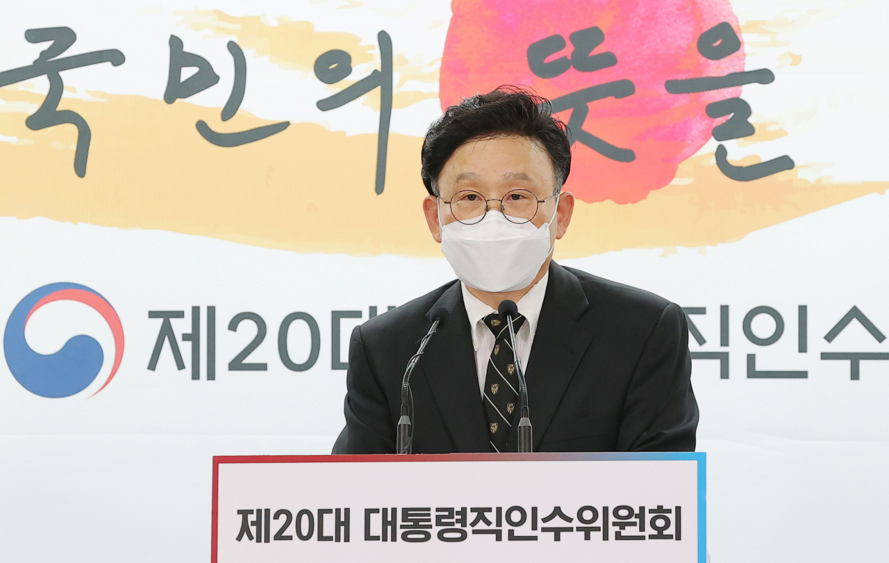 원일희 대통령직인수위원회 수석부대변인이 21일 서울 종로구 통의동 인수위 기자회견장에서 정례브리핑을 하고 있다. 박해묵 기자