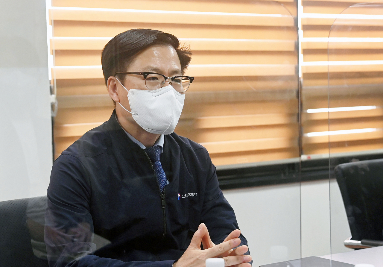 여한구 산업통상자원부 통상교섭본부장이 21일 수출입물류 현장인 경기도 평택당진항을 방문해 이충규 한진평택컨테이너터미널 대표로부터 회사 운영 현황 및 애로사항을 청취하고 있다. [산업통상자원부 제공]