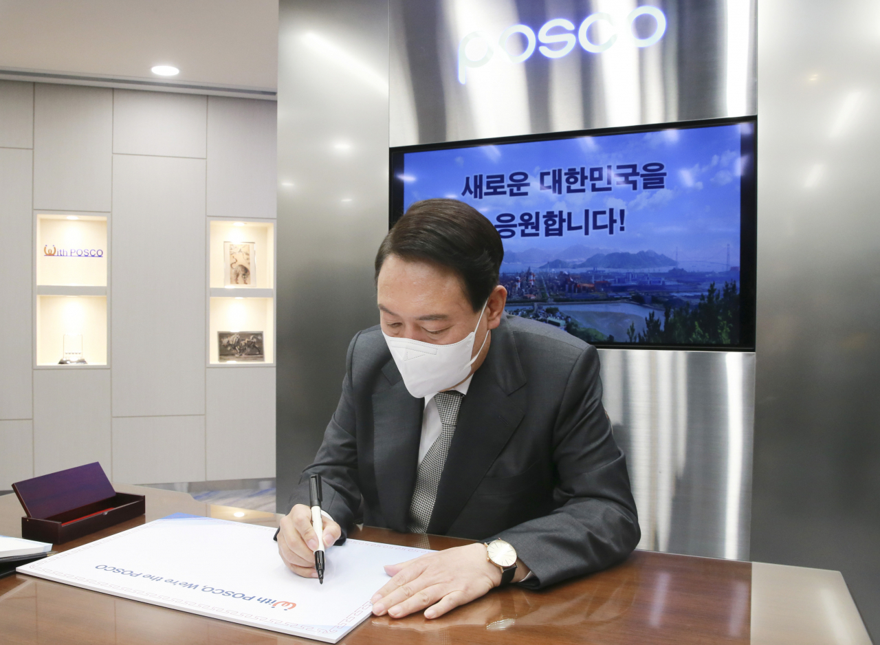 윤석열 대통령 당선인이 21일 오후 전남 광양제철소를 방문해 방명록을 작성하고 있다. [광양=인수위사진기자단]