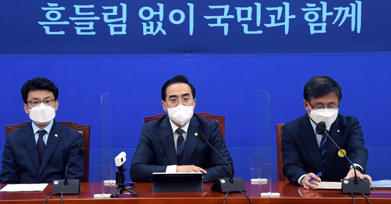 Rep. Park Hong-keun, floor leader of the Democratic Party of Korea, speaks during a party meeting Thursday. (Joint Press Corps)