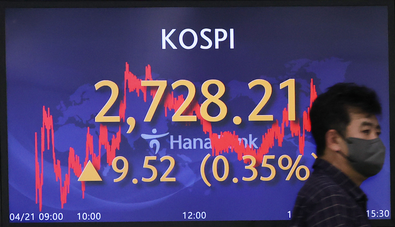 An electronic board showing the Korea Composite Stock Price Index (Kospi) at a dealing room of the Hana Bank headquarters in Seoul on Friday. (Yonhap)