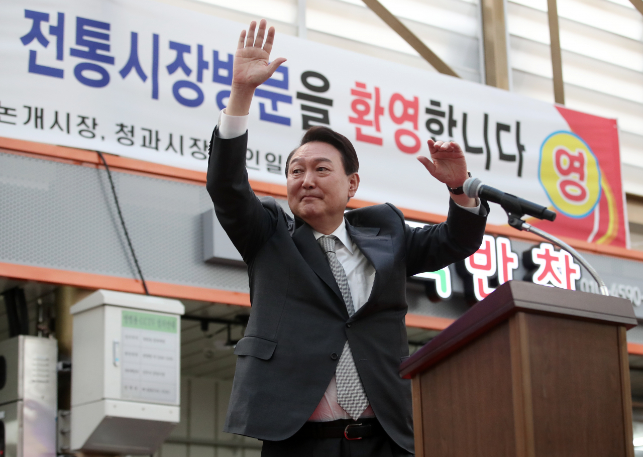 윤석열 대통령 당선인이 21일 오후 경남 진주시 중앙유등시장을 방문해 시민들에게 감사 인사를 하고 있다. [연합]