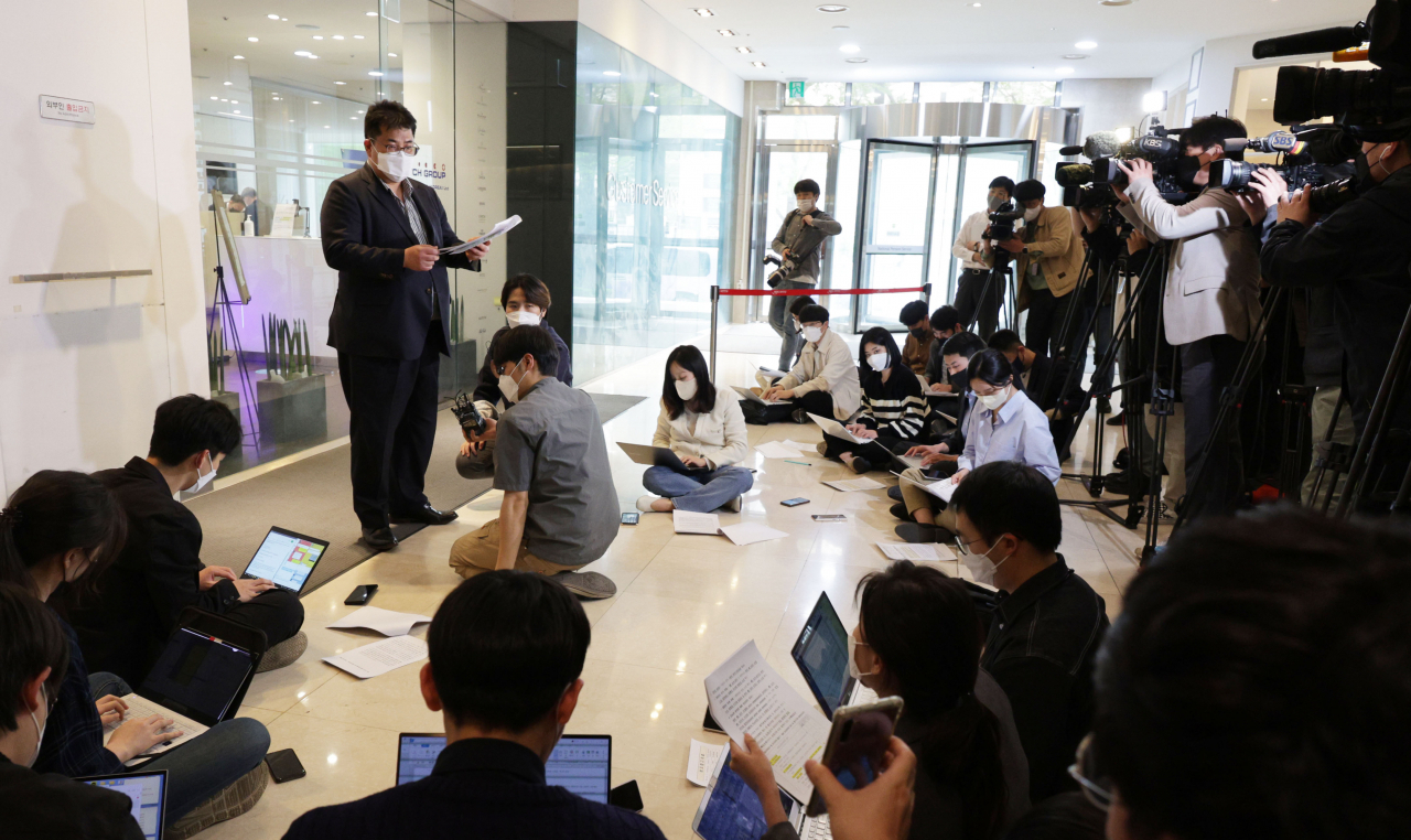 손영래 보건복지부 대변인이 21일 서울 서대문구 국민연금공단 충정로 사옥에 마련된 정호영 보건복지부 장관 후보자의 인사청문회 준비사무실 앞에서 정 후보자 아들의 병역 특혜 의혹 관련 검사 결과 내용을 발표하고 있다. [연합]