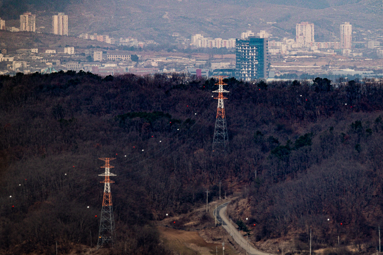 경기도 파주시 접경지역에서 바라본 개성공단의 모습. 서부전선 비무장지대(DMZ) 너머로 북한의 남북공동연락사무소 폭파 시 충격으로 훼손된 개성공단지원센터가 보인다. [연합]