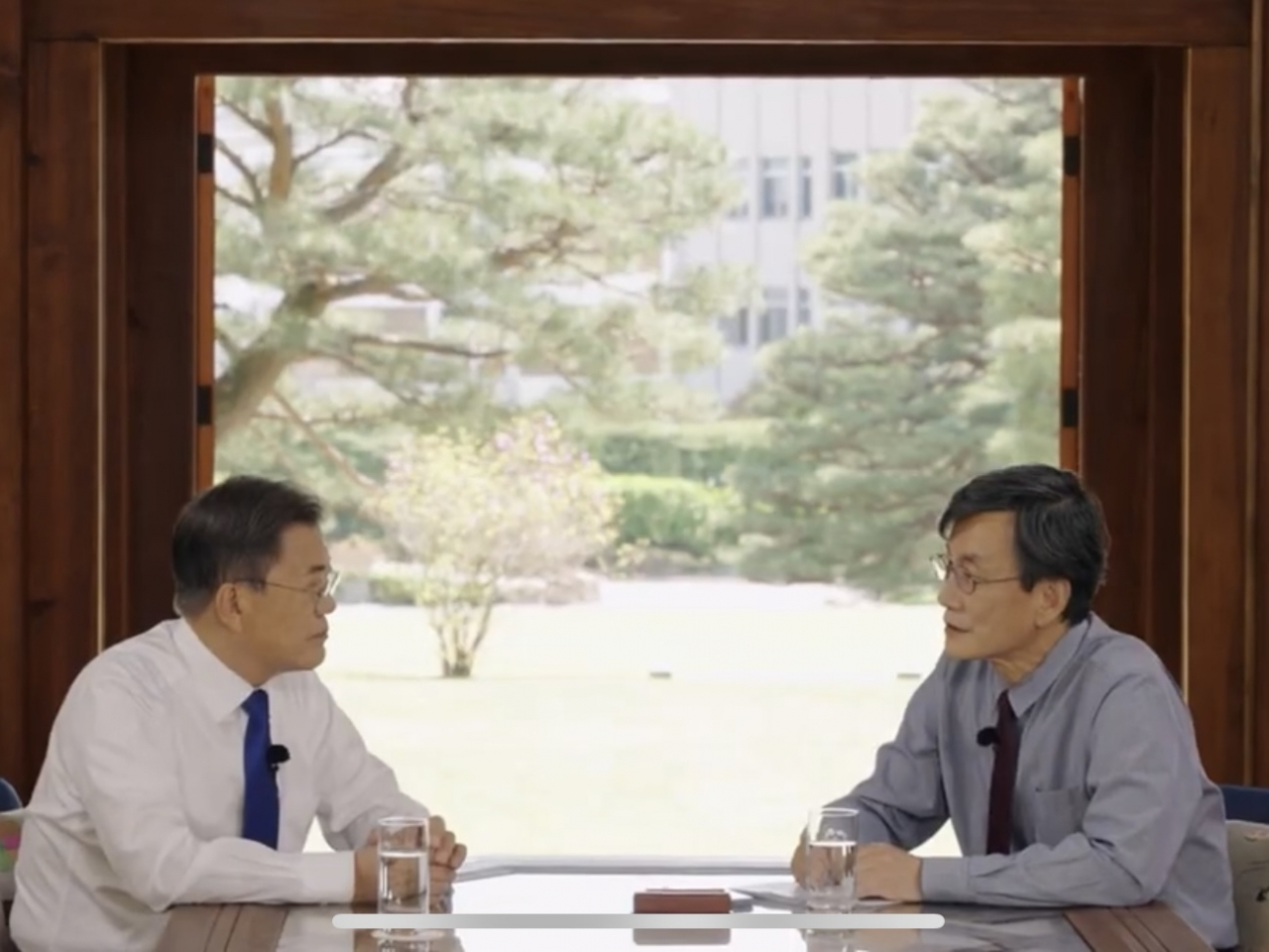 문재인 대통령(왼쪽), 손석희 전 JTBC 앵커. [JTBC 유튜브]