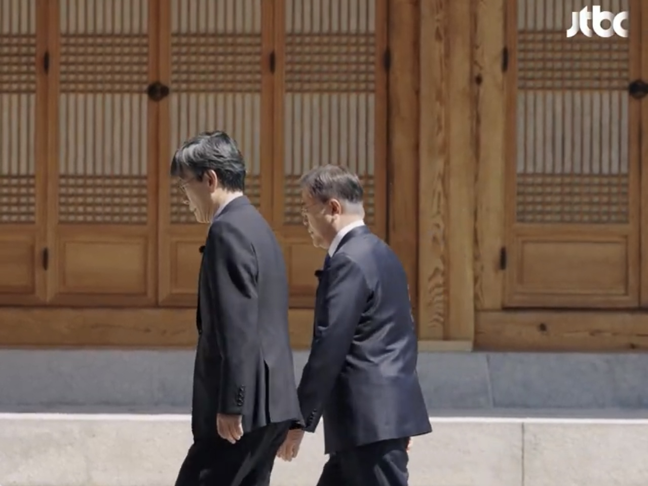 손석희 전 JTBC 앵커(왼쪽), 문재인 대통령(오른쪽). [JTBC 유튜브]