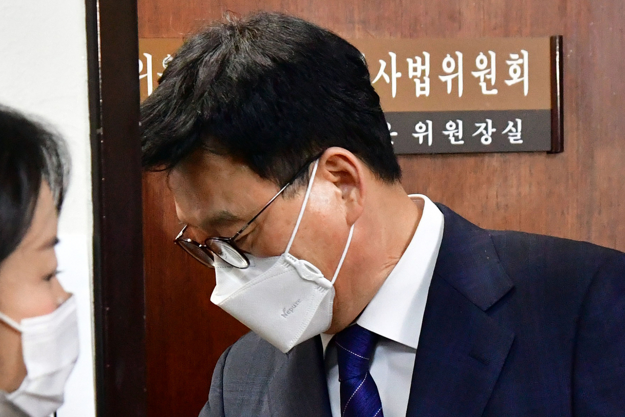 [사진=박광온 법제사법위원장이 21일 오전 위원장실을 나서고 있다.][연합]
