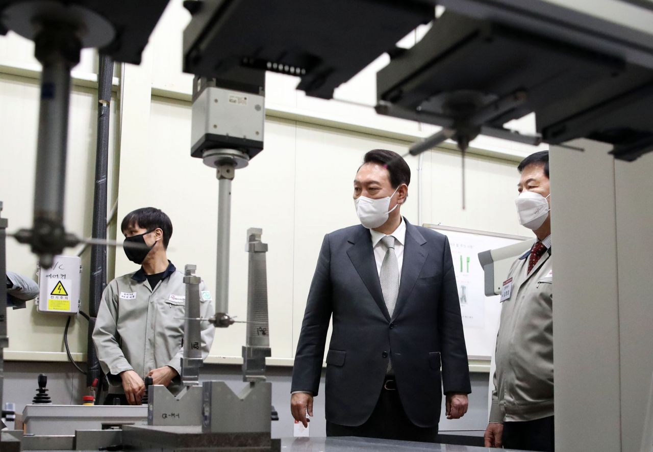[사진=윤석열 대통령 당선인이 21일 오후 경남 창원시 창원국가산업단지 내 원전 가스터빈 부품업체인 '진영TBX'를 방문해 공장 설비를 살펴보며 대화를 나누고 있다.][연합]