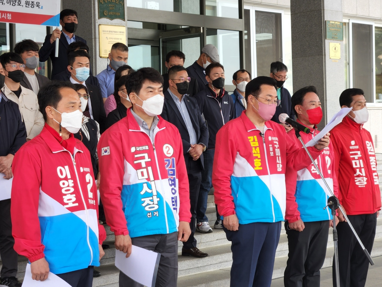이양호(왼쪽부터), 김영택, 김석호, 이태식, 원종욱 구미시장 예비후보들이 21일 오전 구미시청에서 공동기자회견을 열고 있다.[이양호 예비후보 선거캠프 제공]