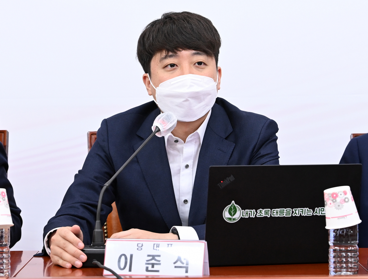 이준석 국민의힘 대표가 지난 21일 오후 국회에서 열린 ‘검수완박’ 법안 강행처리 저지를 위한 당 대표-중진의원 긴급 연석회의에서 발언하고 있다. [연합]