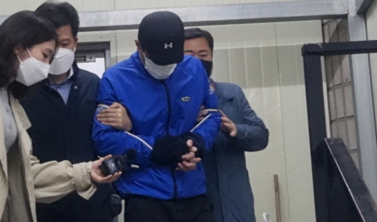 지난 4월 22일 서울 영등포경찰서에서 서울 영등포구 일대에 연달아 불을 지른 30대 남성이 검찰에 송치되고 있다. 김빛나 기자