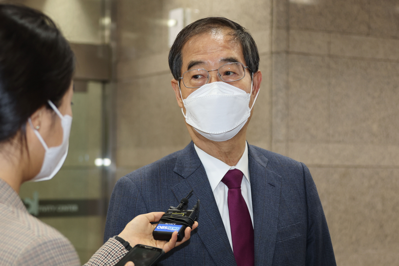 한덕수 국무총리 후보자가 22일 오전 서울 종로구 한국생산성본부 건물에 마련된 국회 인사청문회 준비단 사무실로 출근하며 기자의 질문에 답하고 있다. [연합]