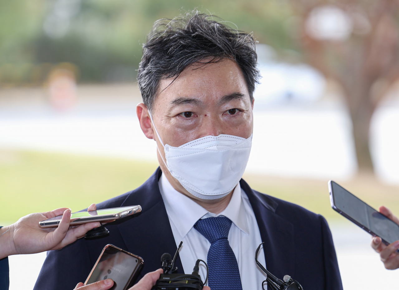 김오수 검찰총장이 22일 오전 서울 서초구 서초동 대검찰청에 도착해 취재진 질문에 답하고 있다. [연합]