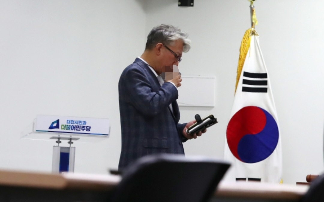 조응천 더불어민주당 의원이 13일 오후 대전시 중구 용두동 더불어민주당 대전광역시당에서 전자담배를 피우고 있다. [연합]