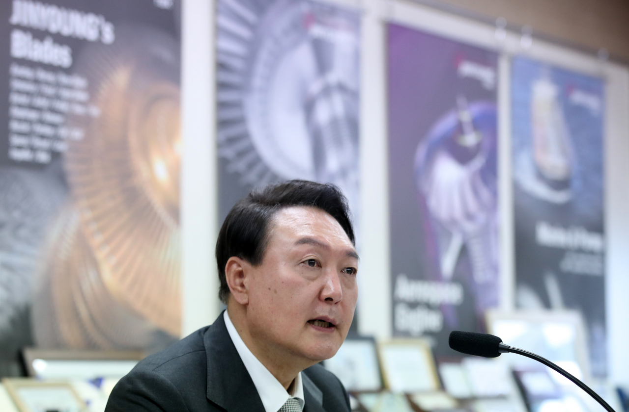 윤석열 대통령 당선인이 21일 오후 경남 창원시 창원국가산업단지 내 원전 가스터빈 부품업체인 '진영TBX'를 방문해 임직원과 간담회를 갖고 있다. [연합]