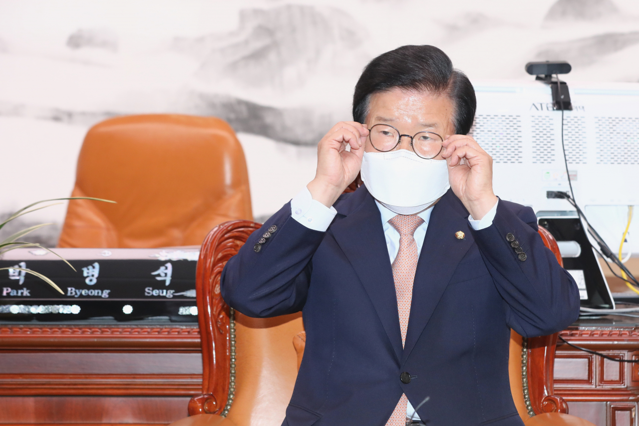 박병석 국회의장이 22일 오전 국회 의장실에서 검찰개혁 관련 입장을 발표를 준비하며 안경을 고쳐 쓰고 있다. [연합]