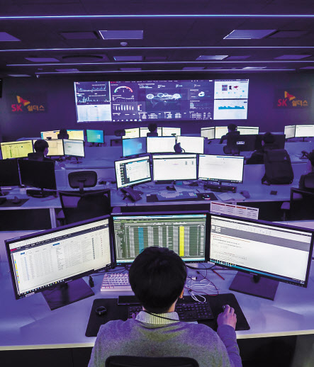 SK쉴더스 통합 보안 관제센터 ‘시큐디움 센터(Secudium Center)’에서 구성원이 근무하고 있는 모습. [SK쉴더스 제공]