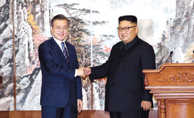 문재인(왼쪽) 대통령과 김정은 국무위원장이 2018년 9월 19일 오전 평양 백화원 영빈관에서 ‘9월 평양공동선언’ 발표 후 악수하고 있다. [평양사진공동취재단]