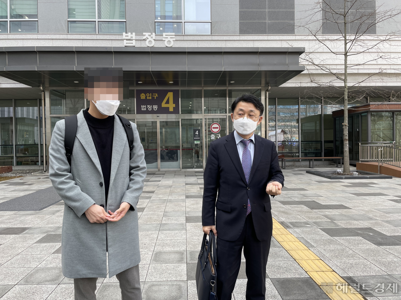 3월 15일 오전 도이치모터스 주가조작 연루 의혹 관련 내사보고서를 언론사에 유출한 혐의를 받는 경찰관 A씨가 첫 공판을 마치고 변호인과 함께 취재진의 질문에 답하고 있다. 김희량 기자