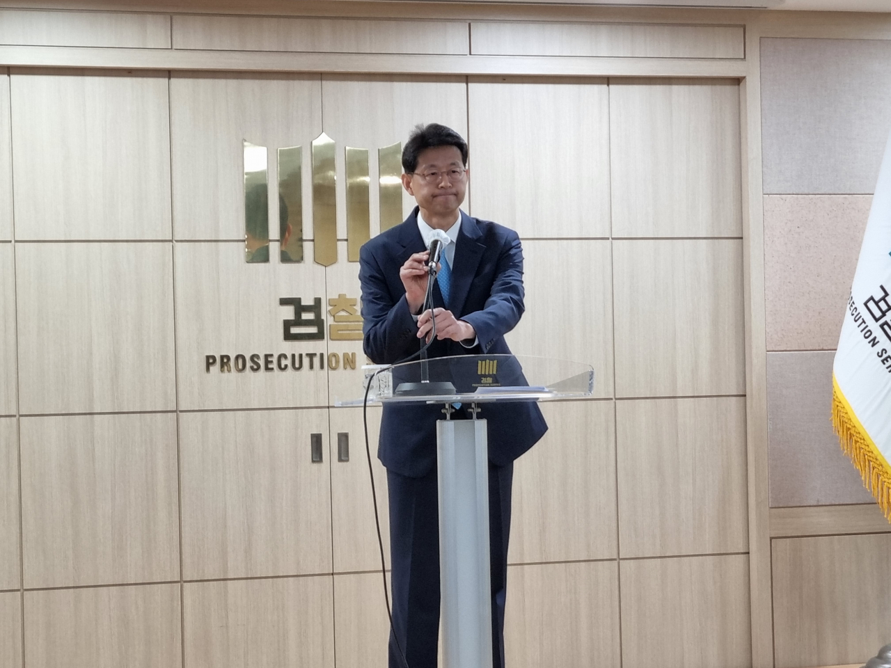 22일 오전 서울 도봉구 서울북부지검에서 열린 ‘검수완박’ 관련 기자간담회에서 배용원 서울북부지검장이 모두발언을 하는 모습. 김영철 기자