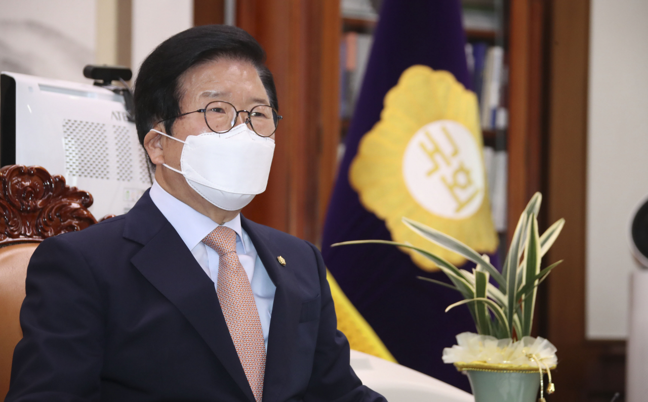 박병석 국회의장이 22일 국회 의장실에서 검수완박'(검찰 수사권 완전 박탈) 법안 관련 중재안을 여야 원내대표에게 전달하고 "양당 의원총회에서 의장 중재안을 수용해줄 것을 강력히 요구한다"라는 입장을 발표하고 있다. [연합]