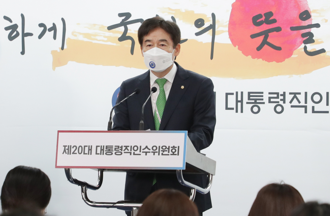 제20대 대통령직인수위원회 정무사법행정분과 이용호 간사가 21일 오후 서울 종로구 통의동 인수위 공동기자회견장에서 이른바 '검수완박(검찰 수사권 완전 박탈)' 추진에 대한 추가 입장을 발표하고 있다.[인수위사진기자단]