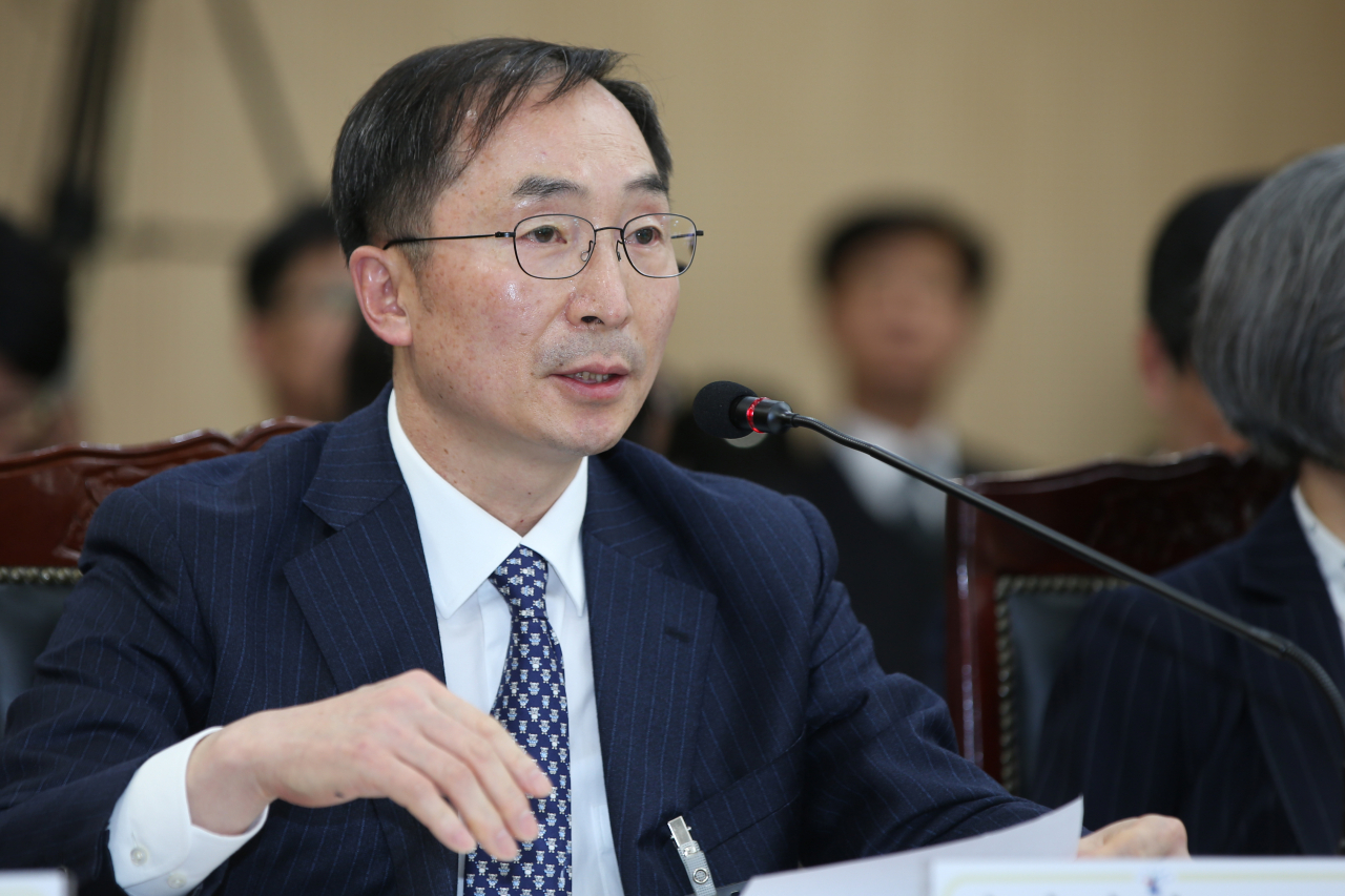 문재인 대통령이 22일 김필곤 중앙선거관리위원회 위원 후보자에 대한 인사청문요청안을 국회에 제출했다. [연합]