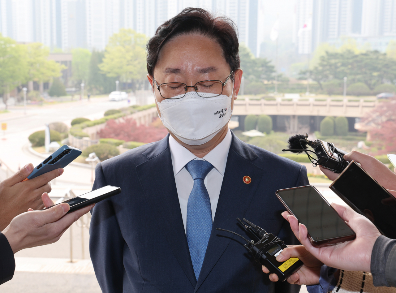 18일 오전 박범계 법무부 장관이 경기도 과천시 정부과천청사 법무부로 출근하며 취재진으로부터 질문받고 있다. [연합]