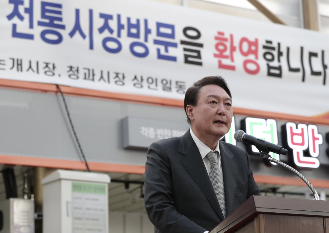 윤석열 대통령 당선인이 지난 21일 경남 진주 유등시장을 방문해 인사말을 하고 있다. [대통령직인수위원회 제공]
