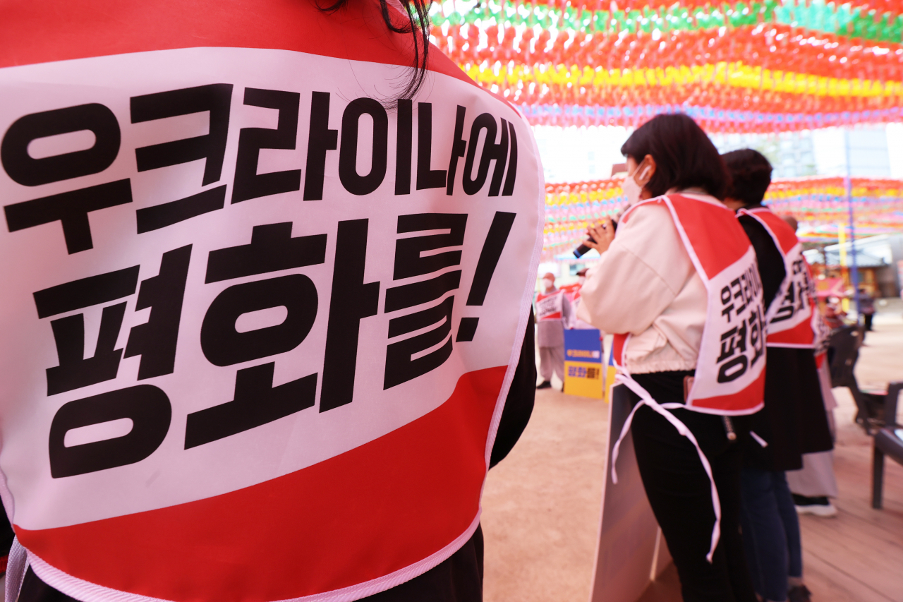 대한불교조계정 사회노동위원회가 지난 12일 오전 서울 종로구 조계사에서 ‘우크라이나에 평화를!’ 제하의 기자회견을 하고 있다. 회견 후 우크라이나의 평화를 기원하며 이어진 참가자들의 오체투지 행진은 조계사에서 정동 주한러시아대사관 인근까지 진행됐다. [연합]