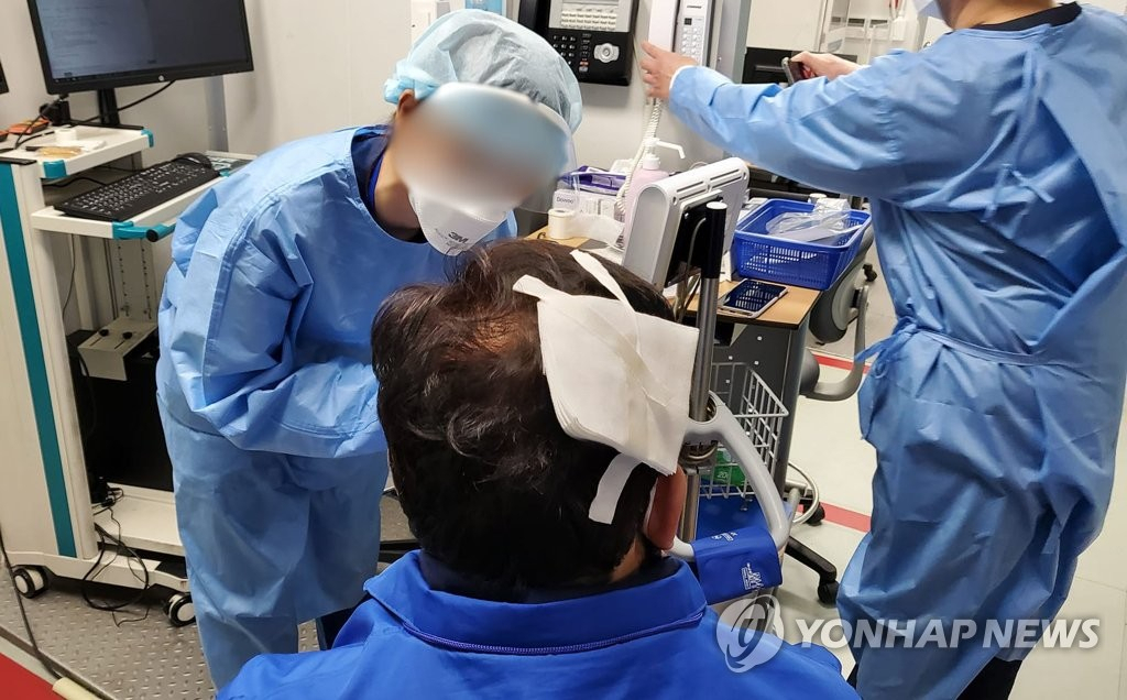 머리열상 봉합 수술받는 송영길 대표 [연합]