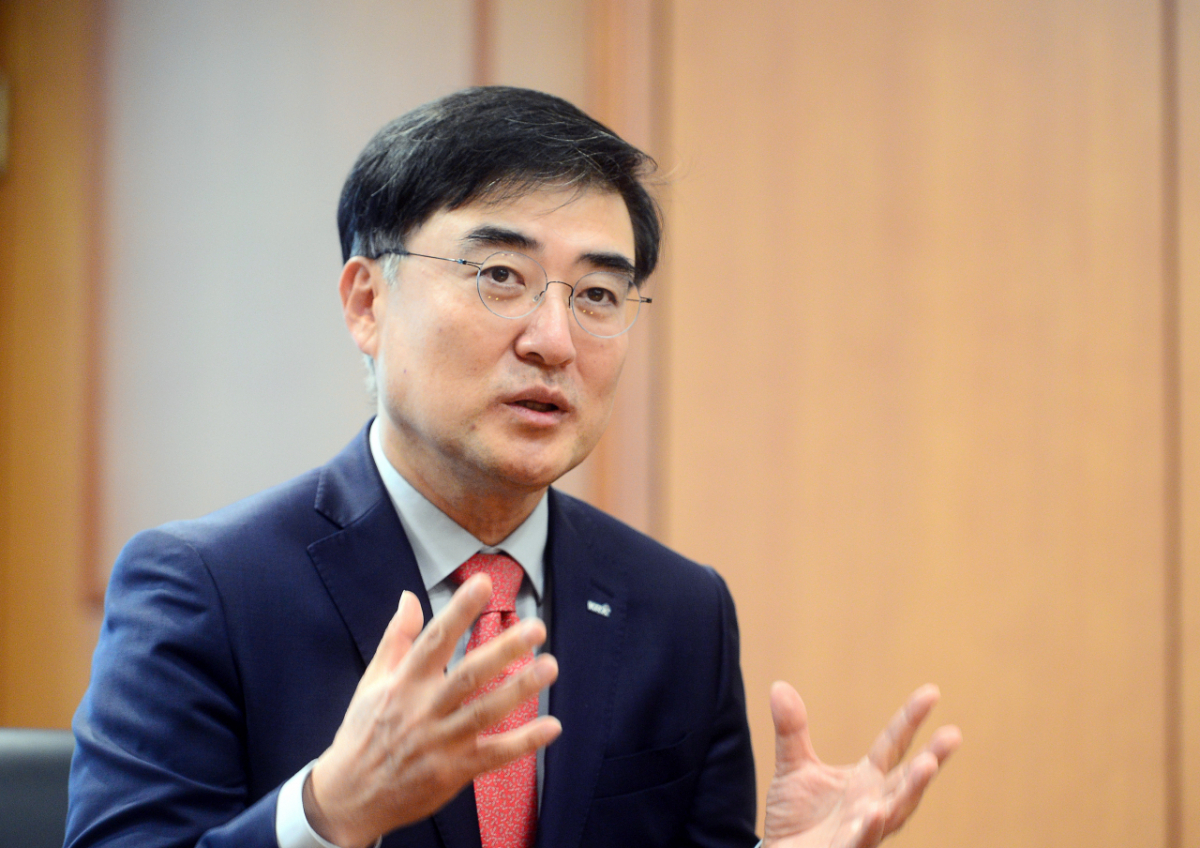 손병두 한국거래소 이사장은 헤럴드경제와의 인터뷰에서 최근 일부 기업들의 물적분할과 스톡옵션 먹튀 논란 등에 대해 “몽둥이로만 다스릴 수 있는 것은 아니다”며 “시장 신뢰와 가치를 높일 수 있는 접근이 중요하다”고 강조했다. 이상섭 기자