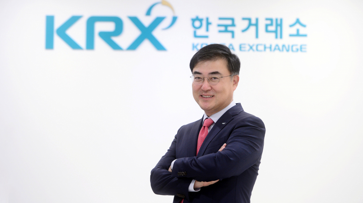 손병두 한국거래소 이사장은 헤럴드경제와의 인터뷰에서 최근 일부 기업들의 물적분할과 스톡옵션 먹튀 논란 등에 대해 “몽둥이로만 다스릴 수 있는 것은 아니다”며 “시장 신뢰와 가치를 높일 수 있는 접근이 중요하다”고 강조했다. 이상섭 기자
