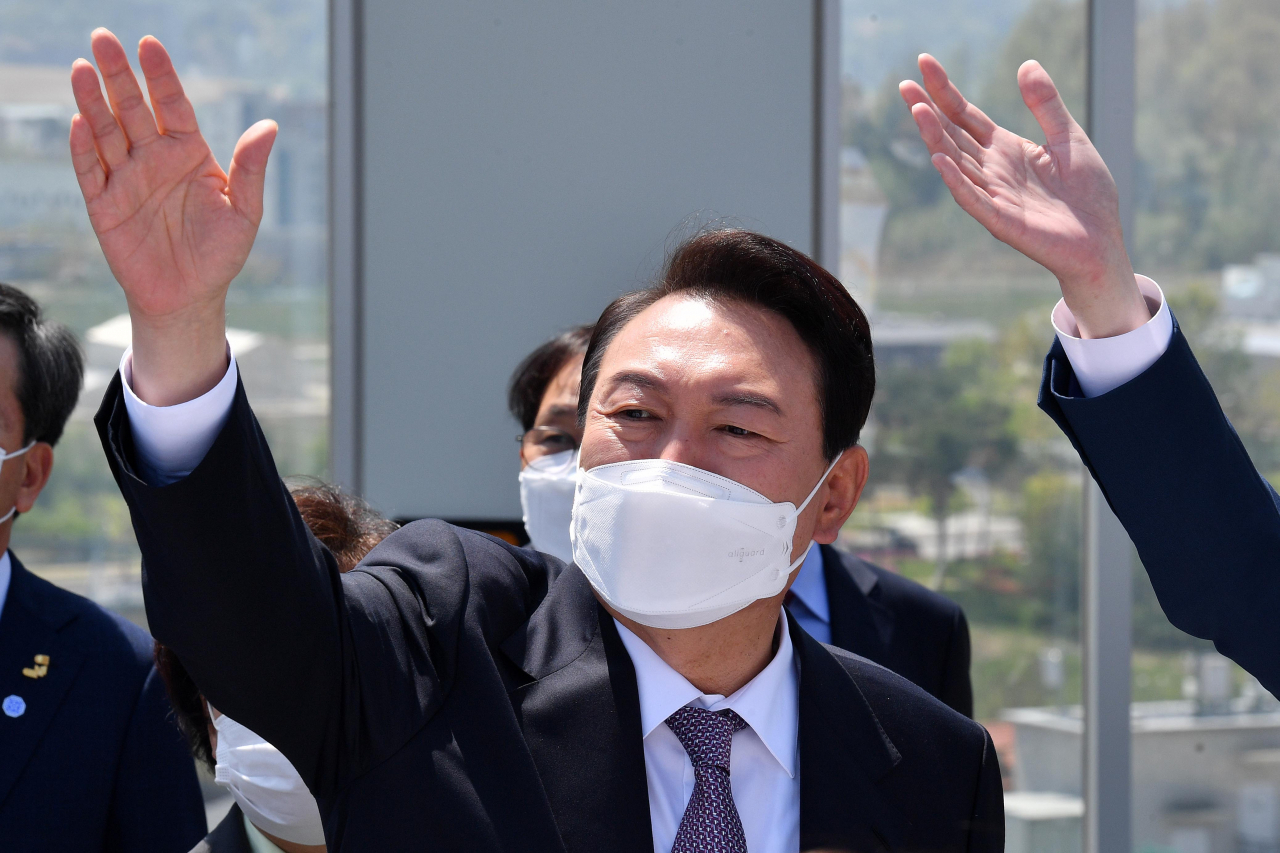 윤석열 대통령 당선인이 지난 20일 ‘약속과 민생의 행보’ 일환으로 전북 전주 국민연금공단을 방문, 전북금융타운 예정부지를 둘러보고 있다.[전주=인수위사진기자단]
