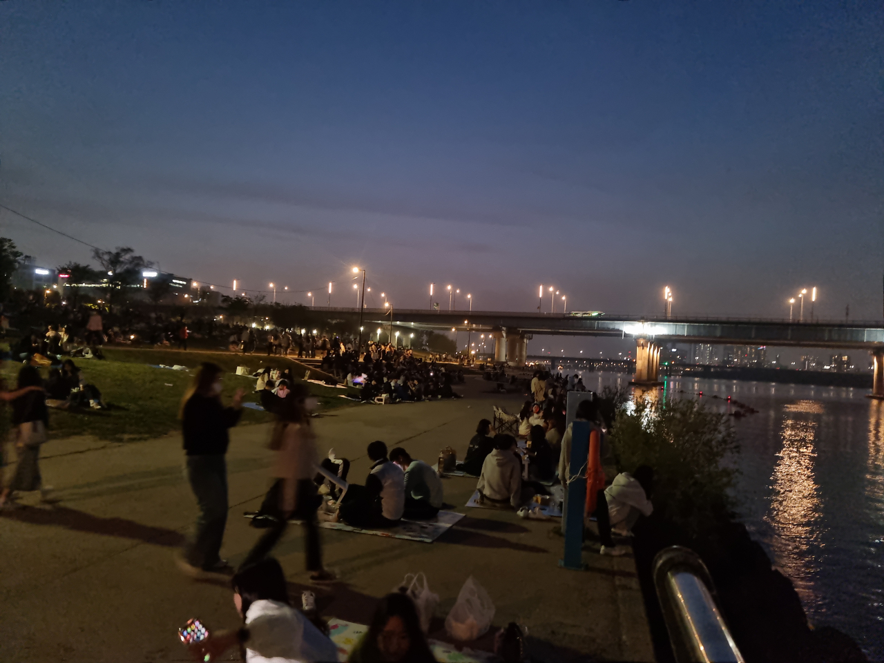 토요일이었던 지난 23일 밤 서울 영등포구 여의도 한강공원. 강가를 따라 시민들이 돗자리를 펴놓고 야외 활동을 즐기고 있다. 김빛나 기자.