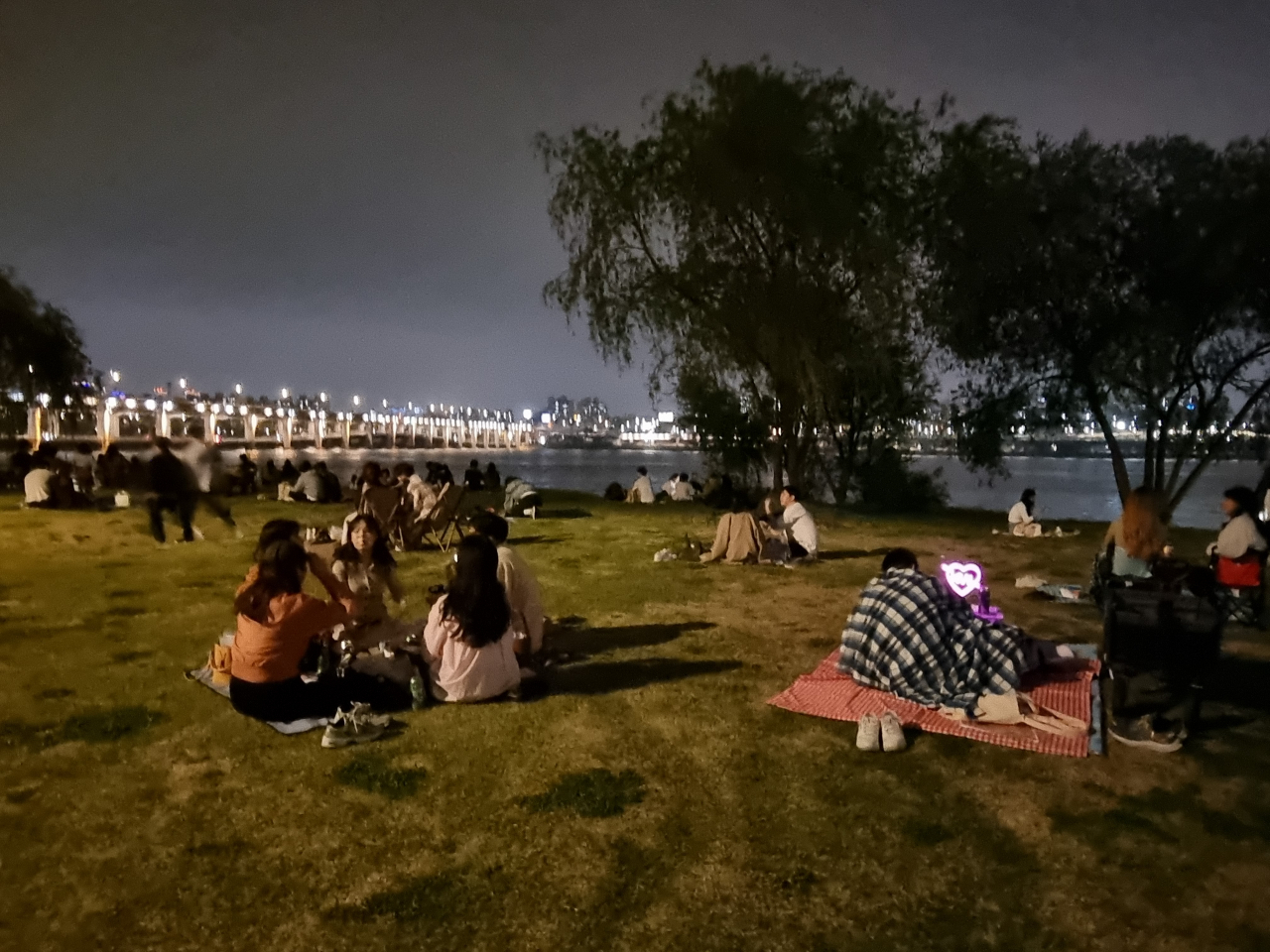 일요일이었던 지난 24일 밤 서울 서초구 반포 한강공원 모습. 늦은 시간임에도 수백명의 시민들이 모여 취식을 하거나 놀이를 하는 등 밤늦게까지 왁자지껄한 모습이 이어졌다. 김영철 기자