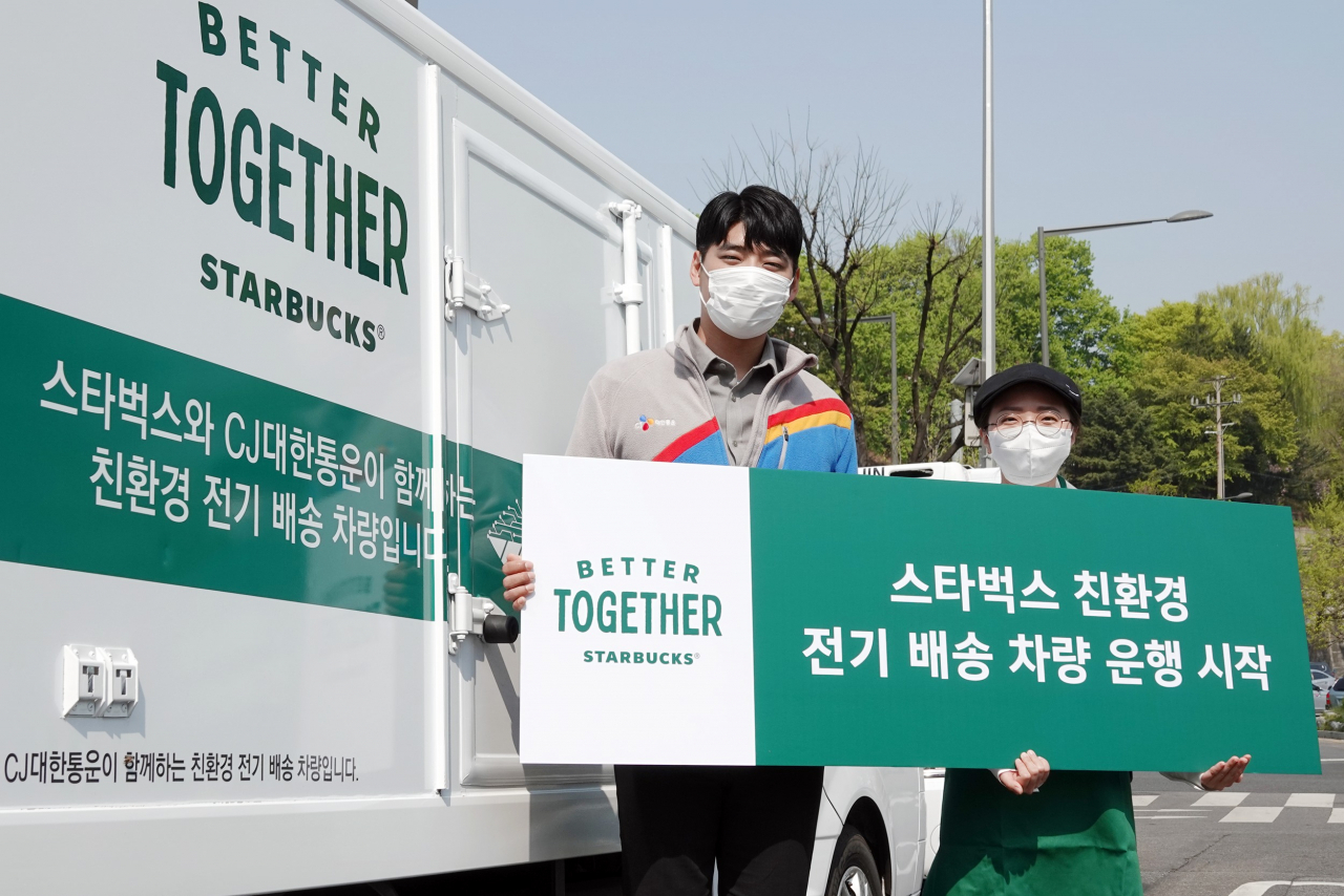 CJ대한통운이 스타벅스와 협력해 서울 매장 정기노선 차량에 친환경 전기배송차를 도입했다. [CJ대한통운 제공]