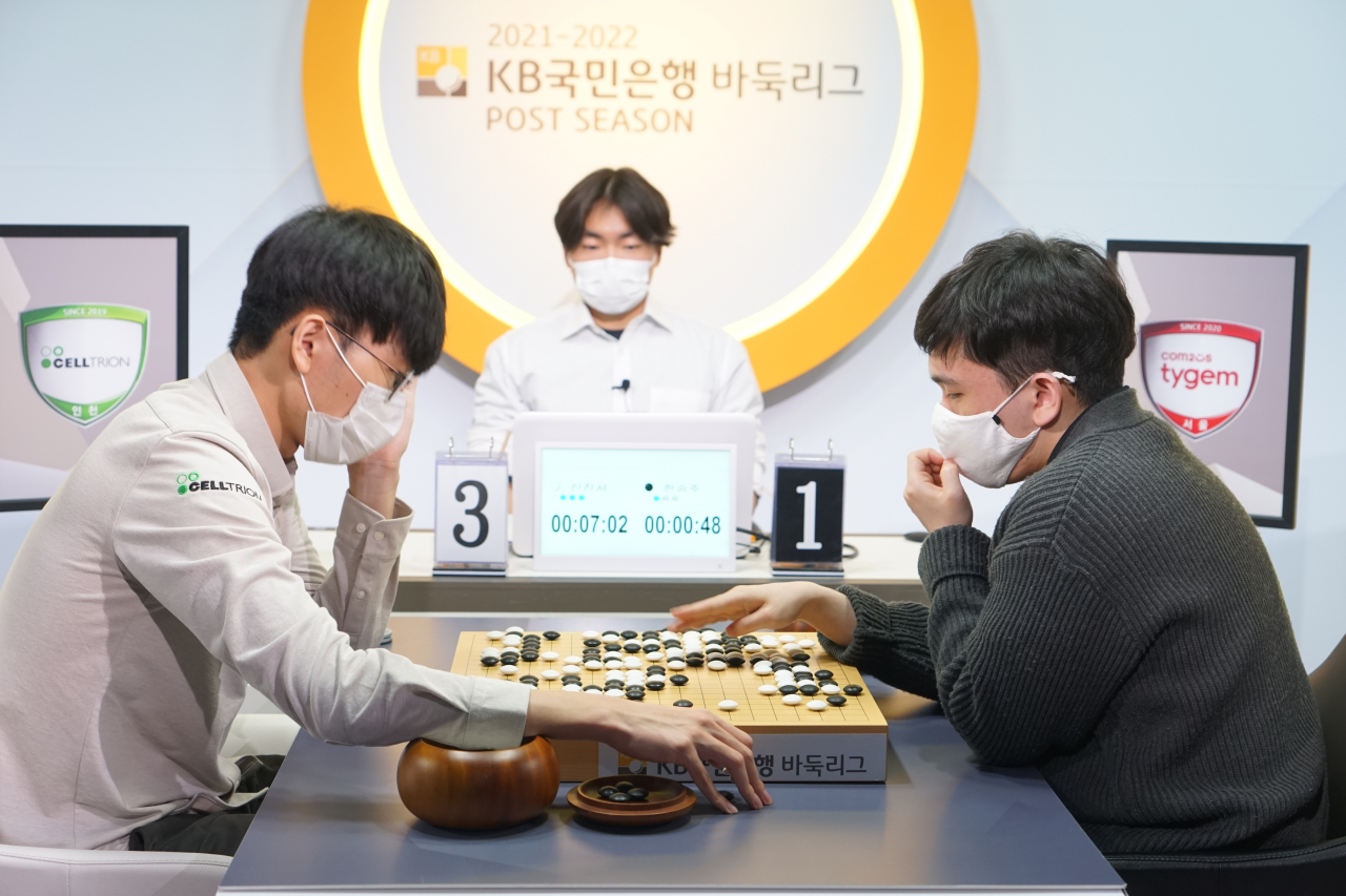 신진서 9단(왼쪽)이 한승주 9단을 꺾고 바둑리그 23연승행진을 이어갔다./한국기원 제공