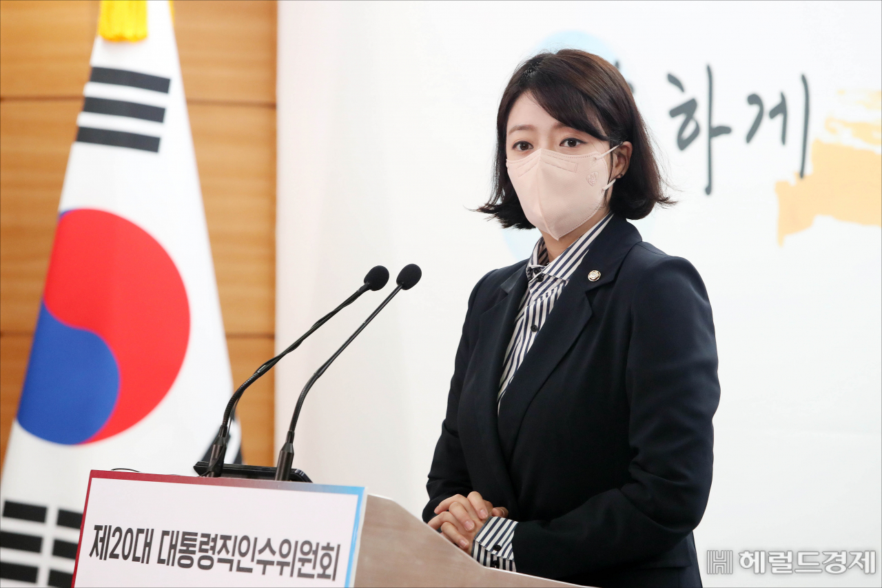 배현진 대통령 당선인 대변인이 25일 오전 서울 종로구 통의동 대통령직인수위원회 공동기자회견장에서 일일브리핑을 하고 있다.[인수위사진기자단]