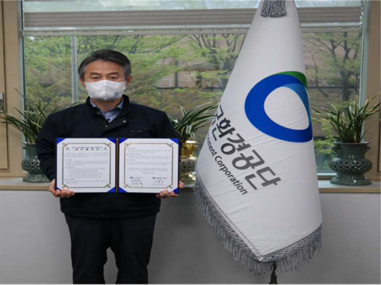 안병옥 한국환경공단 이사장이 25일 주택관리공단과 탄소포인트제 단지 가입자의 참여 활성화'를 위한 업무협약 체결 후 기념사진을 촬영하고 있다. [한국환경공단 제공]
