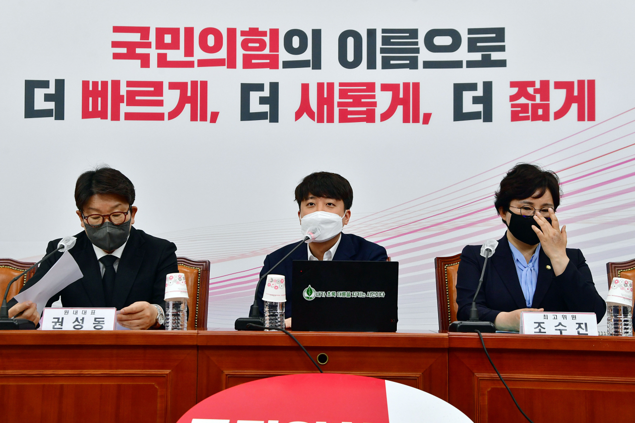 이준석 국민의힘 대표가 25일 서울 여의도 국회에서 열린 최고위원회의에서 '검수완박' 중재안 합의에 관해 발언하고 있다. 이상섭 기자