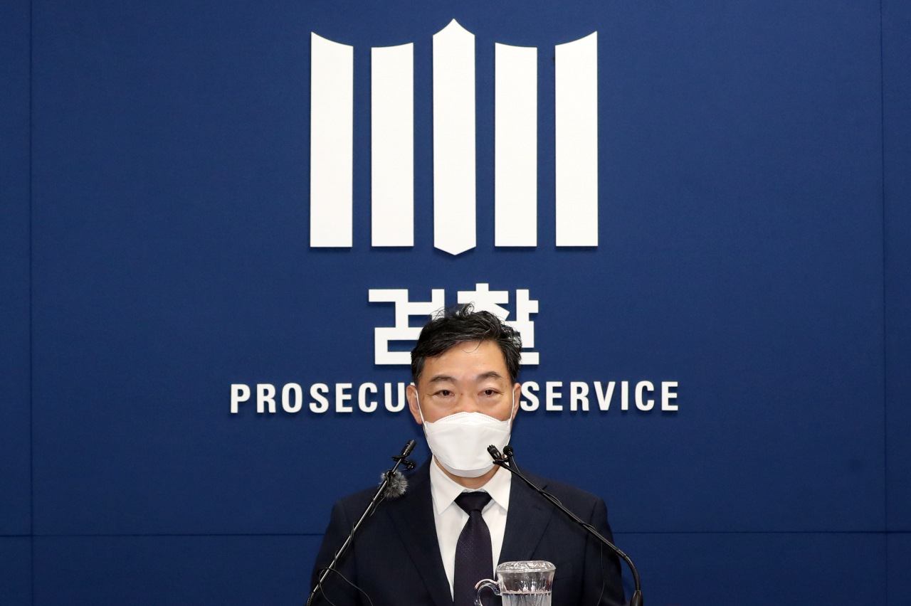 여야의 검수완박 중재안 수용에 반발하며 사의를 밝힌 김오수 검찰총장이 25일 오전 서울 서초구 대검찰청 기자실에서 열린 간담회에서 발언하고 있다. 박해묵 기자